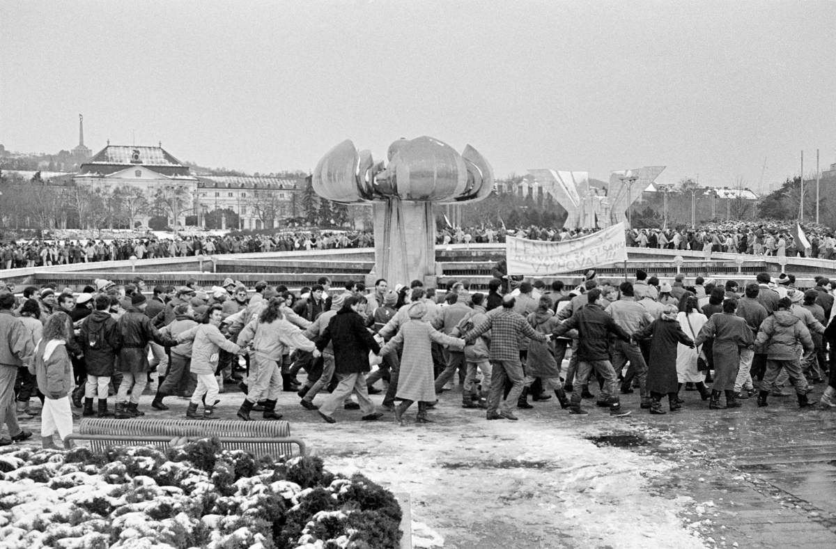 Martin Marenčin, Generálny štrajk, ľudská reťaz na Gottwaldovom námestí, 27. november 1989. Súkromný majetok
